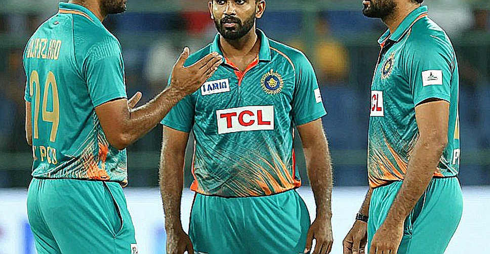 শেষ ওভারের সীসা: বাংলাদেশের টুর্নামেন্ট চক্র আর একটা ড্রাফট লবির গল্প