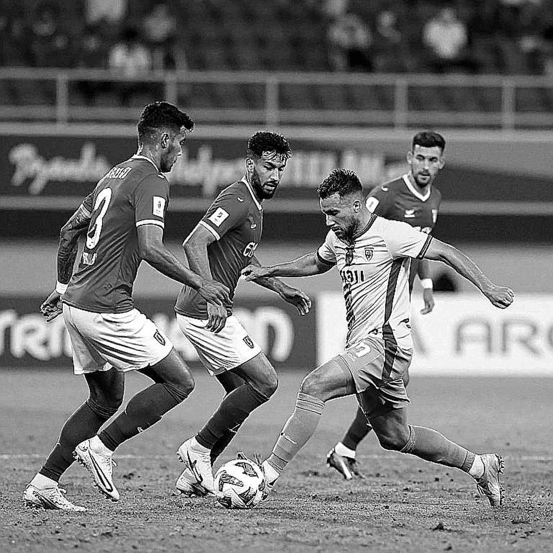 মাঠের দাগ আর একটি বেনামী চোট: গ্যালাতাসারাইয়ের জয়ের ভেতরে যে ফাটলটা ওকান বুরুক নিজেই দেখছেন