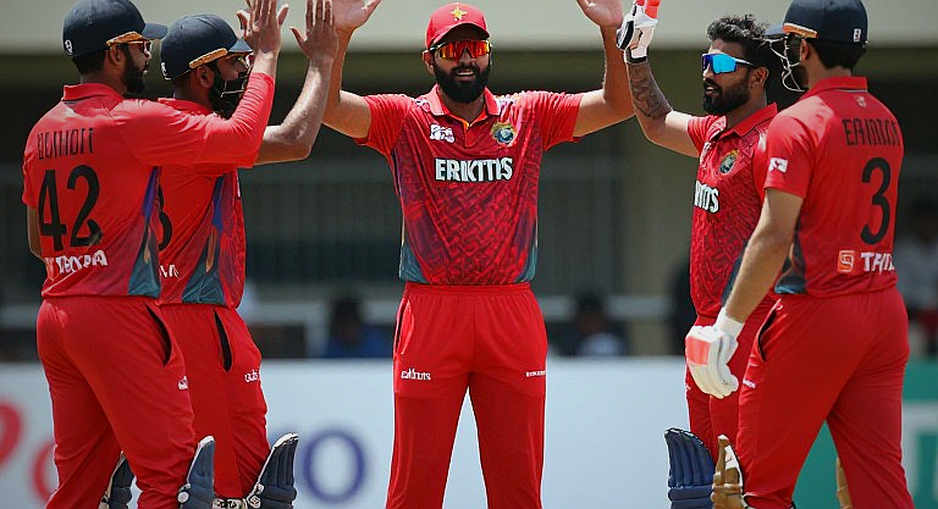 নিউল্যান্ডসের নেটে একটি ফরোয়ার্ড ডিফেন্স, আর অস্ট্রেলিয়ার অসমাপ্ত ধাঁধা